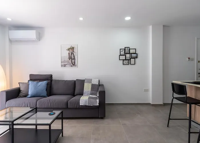 Odyssey - Captivating 2-bedroom Retreat In Appartement Larnaca